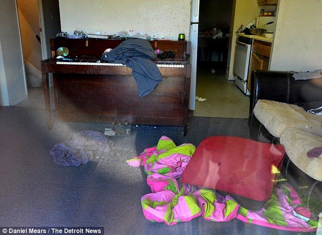 26F53B1C00000578 0 image a 8 1427230499159