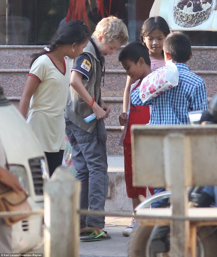 3410706C00000578 3586054 Her new siblings Shiloh had fun meeting the kids in Siem Reap Ca a 4 1463025536224