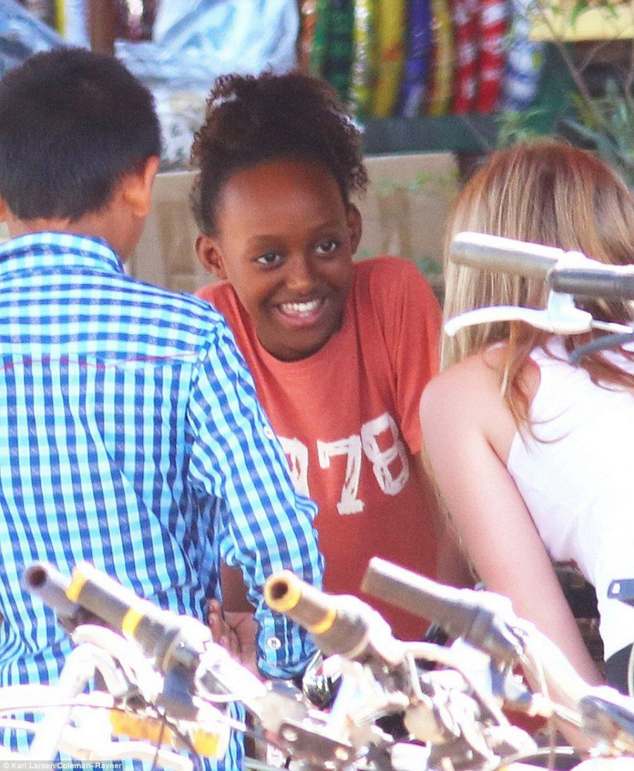 34107C1300000578 3586054 Helping hand Zahara enjoyed meeting some of the local youngsters a 5 1463025536225