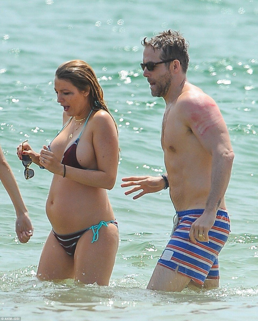 35ECE93500000578 3672966 Life s a beach Blake Lively put her growing bump on full display a 68 1467617181856