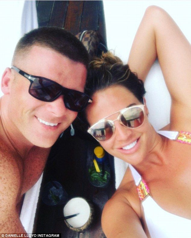 3696897F00000578 3707835 Loved up Danielle and her fiance Michael O Neill on holiday in L m 55 1469490224856