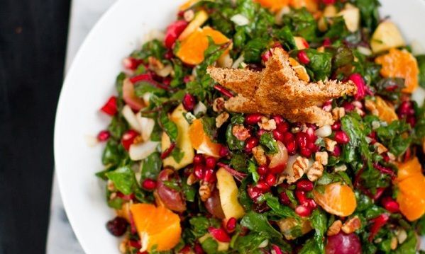 xristoygenniatiki salata me rodi kai karidia