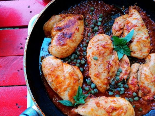 kotopoulo kokkinisto me kappari1