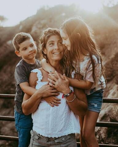 polutimes stigmes me tin oikogeneia 3