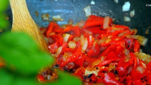 spaggeti me saltsa piperias 2