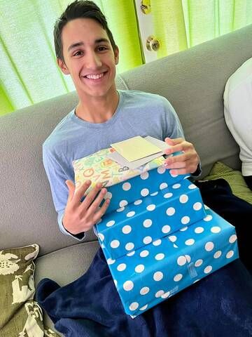 mama kai gios apoxi apo socila media2