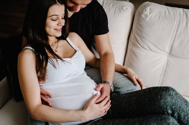 andras pos vlepei tin egio sizigo1 2