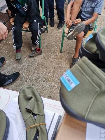 mazi gia to paidi toms 6