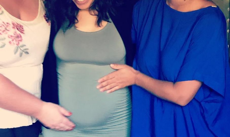 Η εγκυμοσύνη της πάει πολύ! Για πρώτη φορά μετά από καιρό μας δείχνει τη φουσκωμένη κοιλίτσα