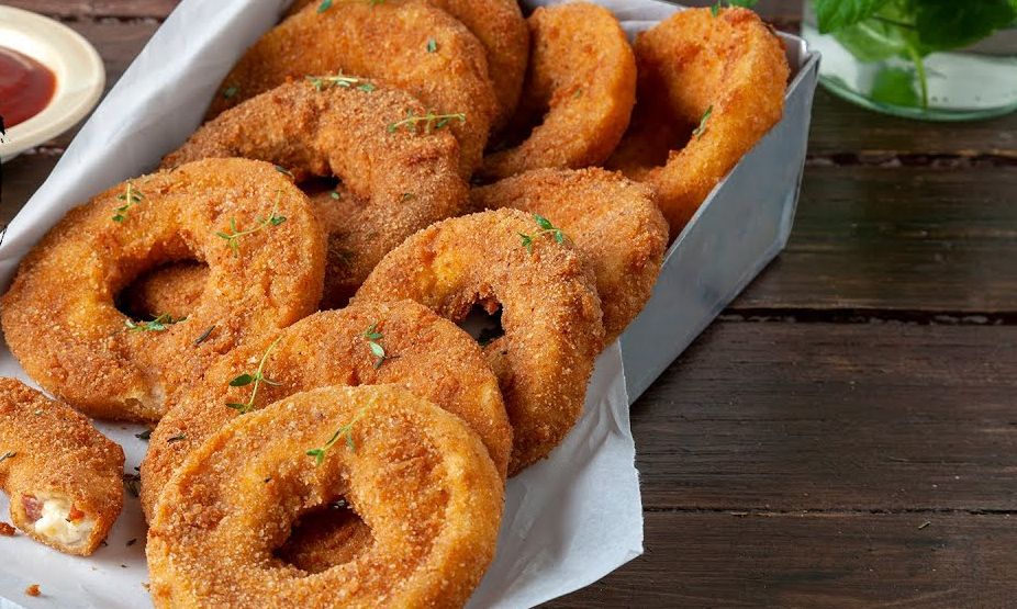 Onion rings γεμιστά με μπέικον και τυριά για τον μπουφέ του παιδικού πάρτι