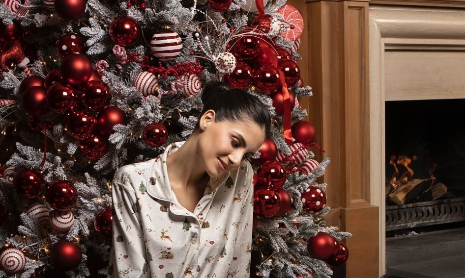 Γιορτινή ατμόσφαιρα: Η Αλεξάνδρα Νίκα και ο γιος της βάζουν μαζί τα φωτάκια στο δέντρο