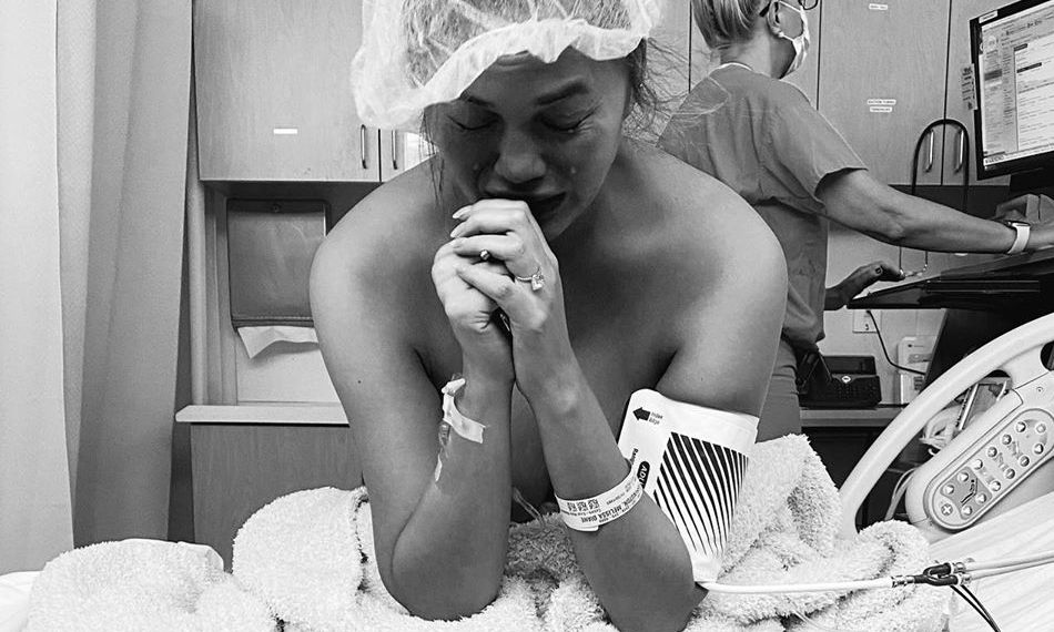 Αφήστε την Τeigen να θρηνήσει όπως θέλει για το παιδί που έχασε