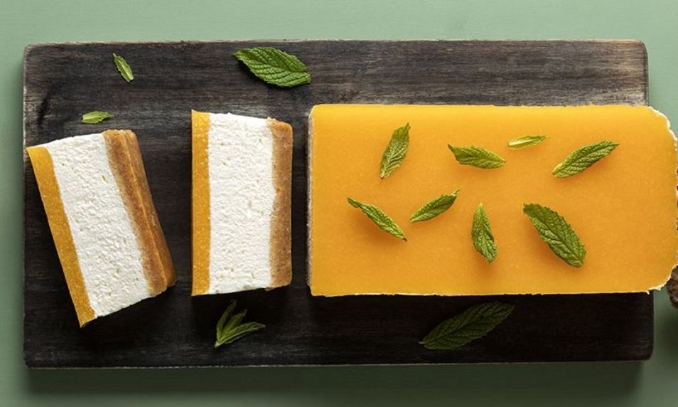 Γλυκό ψυγείου με κρέμα και ζελέ ροδάκινο από τον Άκη Πετρετζίκη