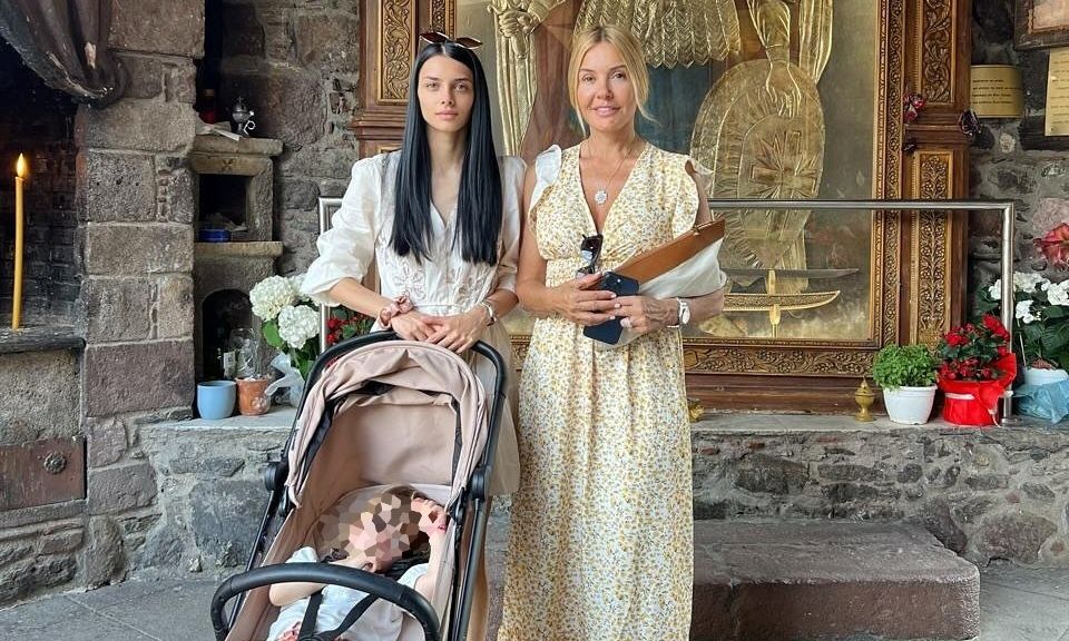 Χριστίνα Παππά: Για τάμα στη Μυτιλήνη με τη νύφη και την εγγονή της