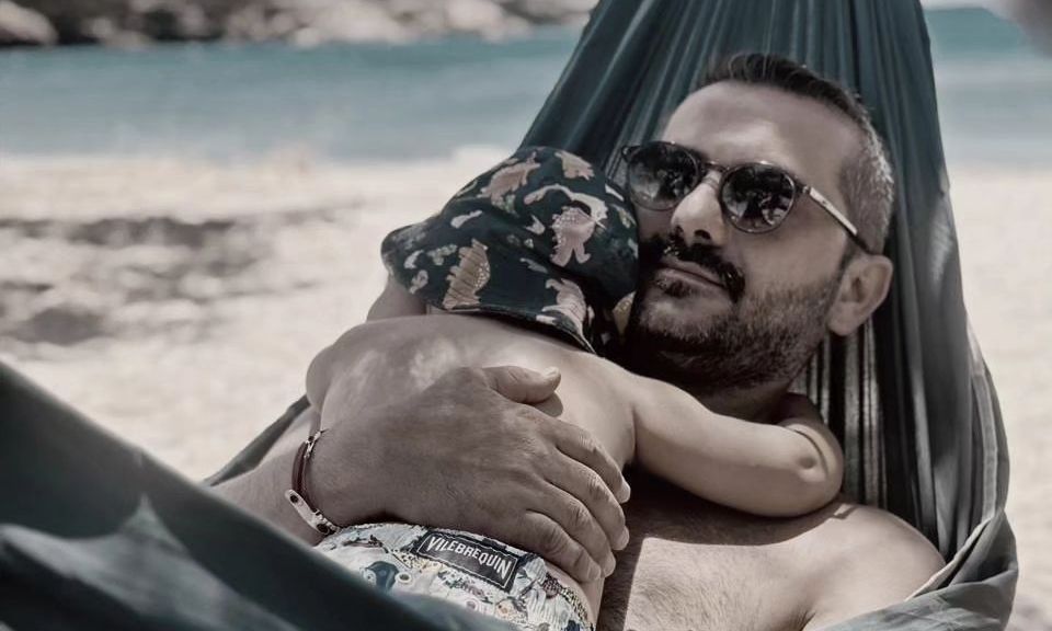 Ο Λεωνίδας Κουτσόπουλος απολαμβάνει τις διακοπές με τον γιο του - Το στιγμιότυπο από την παραλία