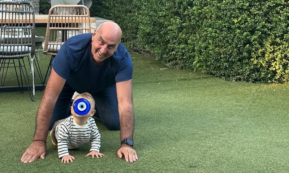 «Τα παιδία παίζει» - Ο Γιώργος Βουλγαράκης είναι ένας ευτυχισμένος παππούς